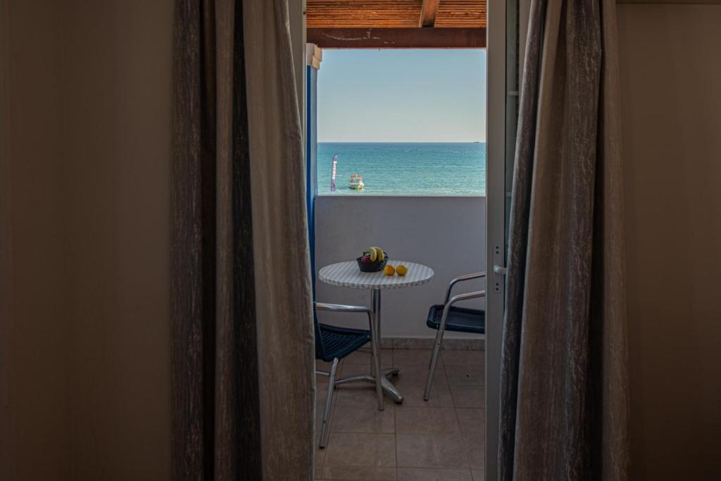 BLUEWAVES room 1