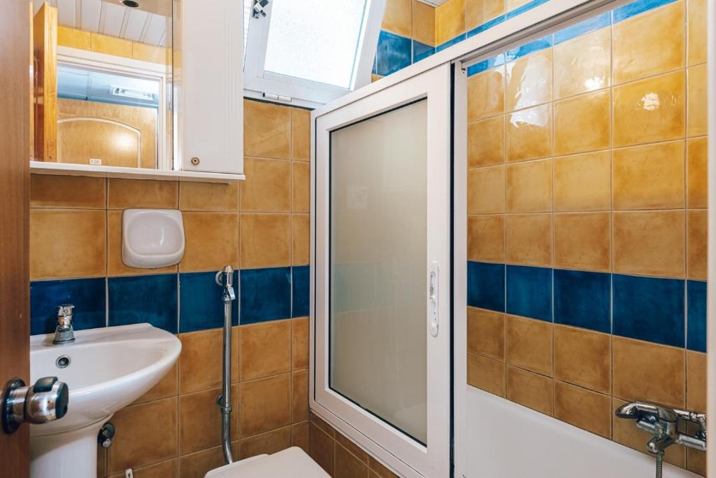 BLUEWAVES room 2