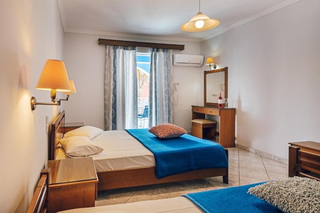 BLUEWAVES room 4