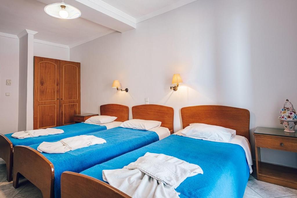 BLUEWAVES room 6